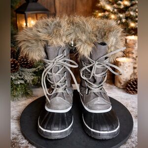 Women's Size 9 Gray Faux Fur Trim Lace-Up Winter Snow Boots